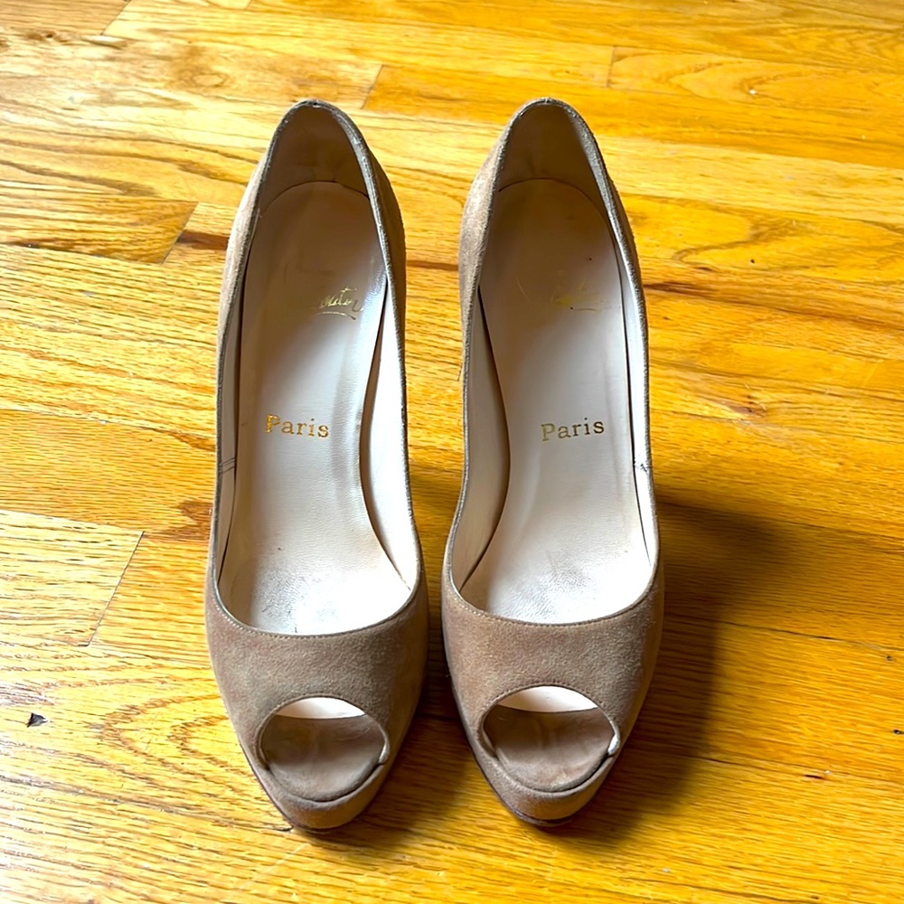 Christian Louboutin Very Privé Peep-Toe suede Pumps